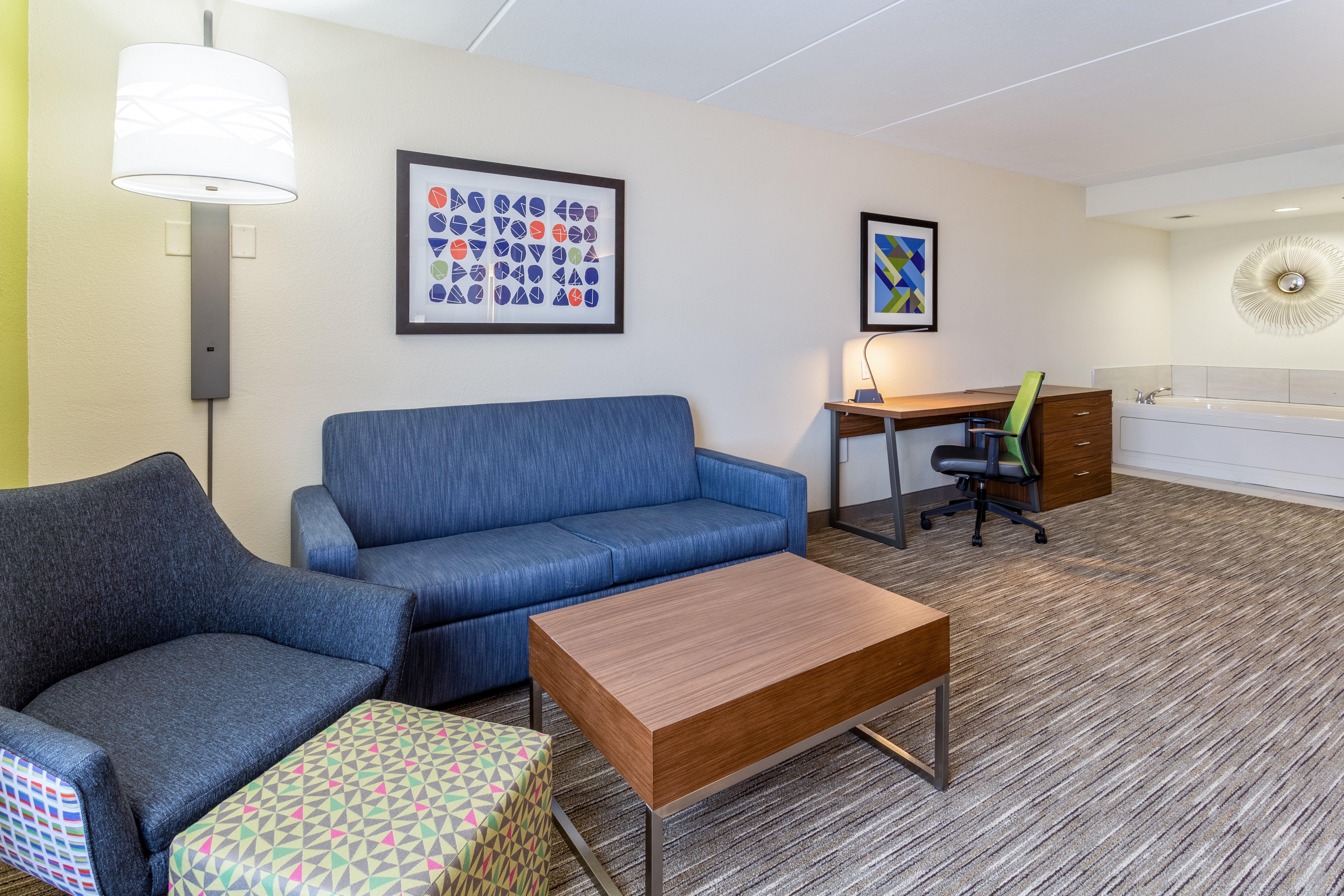 Holiday Inn Express & Suites Cedar Falls Exterior foto